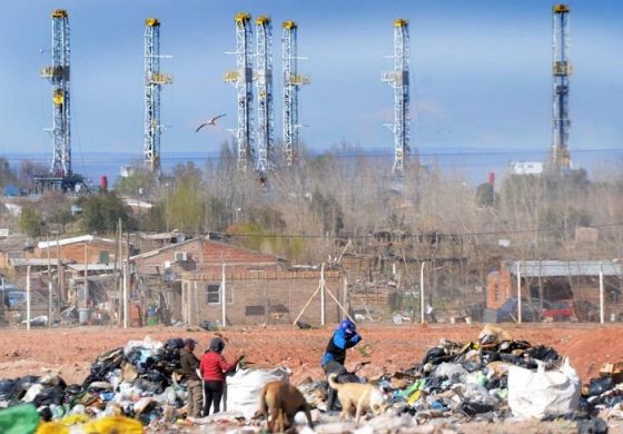 Vaca Muerta late, el país se desangra