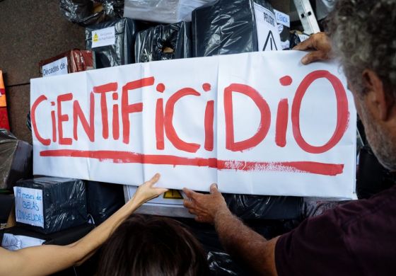 Científicas y científicos ¡afuera!